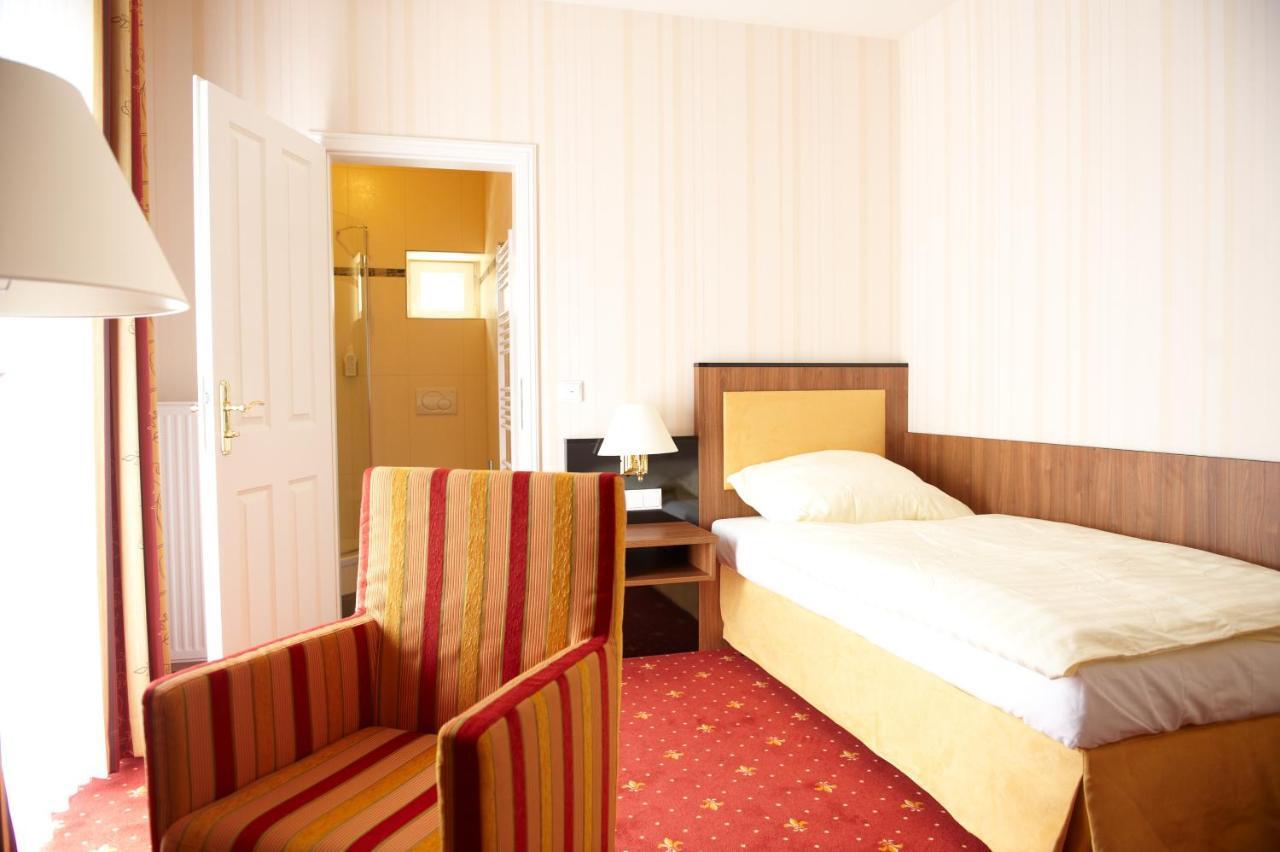 Alte Landratsvilla Hotel Bender เวสเตอร์บวร์ก ภายนอก รูปภาพ