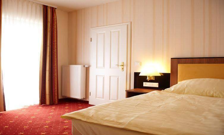 Alte Landratsvilla Hotel Bender เวสเตอร์บวร์ก ภายนอก รูปภาพ